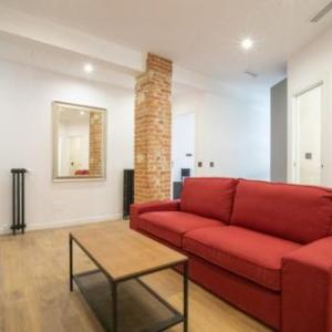 Spacious double Room in an apartment with a private balcony in Madrid