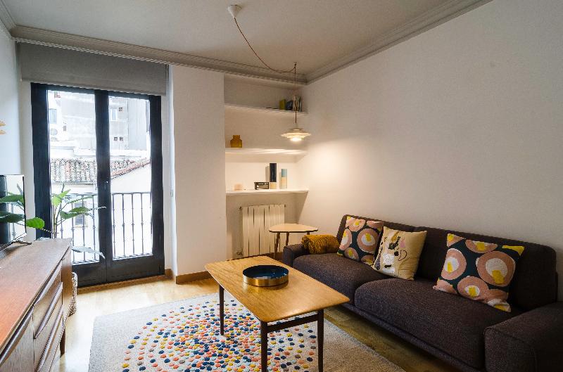 Cozy 1BR apartment with doorman in trendy Chueca - image 2