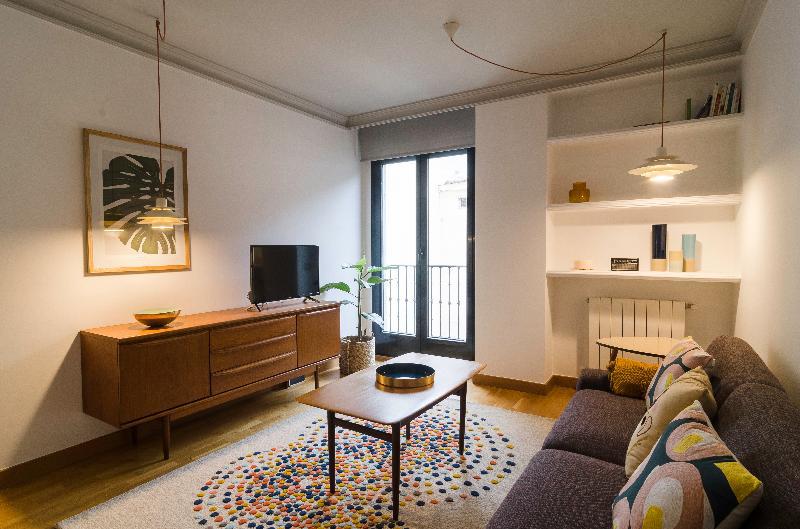 Cozy 1BR apartment with doorman in trendy Chueca - image 3