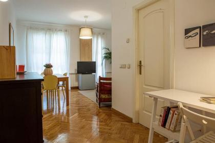Cute 1 Bed flat with balcony 2mins to Metro - image 18