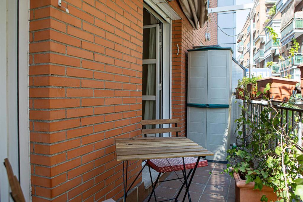 Cute 1 Bed flat with balcony 2mins to Metro - image 2