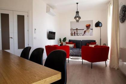 Sophisticated 3Bed with Balcony 2min to tube - image 1