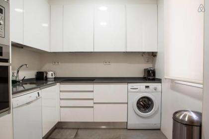 Sophisticated 3Bed with Balcony 2min to tube - image 10