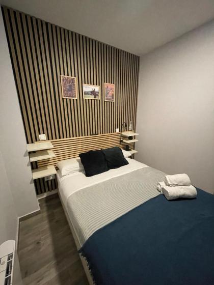 Room in Guest room - Double room with private bathroom Madrid