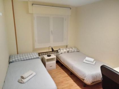 Room in Guest room - H Individual In Reformed Residence wifi center Madrid