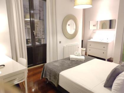 Madrid House Rooms - image 22
