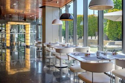 Hotel Maydrit Airport - image 20