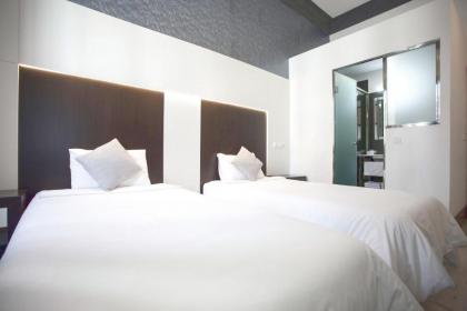 Alhambra Suites - image 12