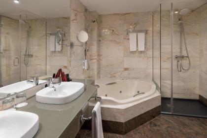 Rafaelhoteles Atocha - image 14