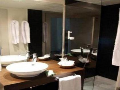 Eco Alcala Suites - image 9