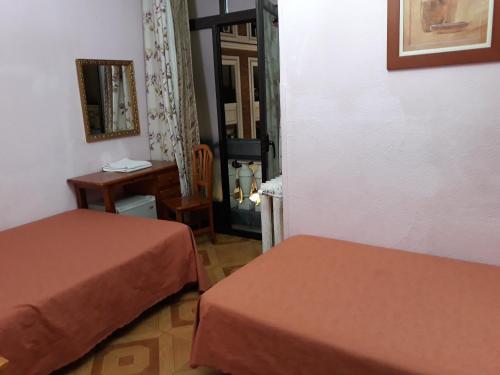 Hostal Fuentesol - image 4
