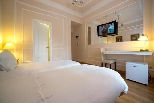 Hostal Adria Santa Ana - image 2