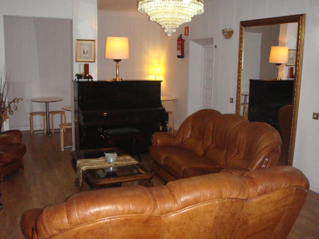 Hostal Riesco - image 2