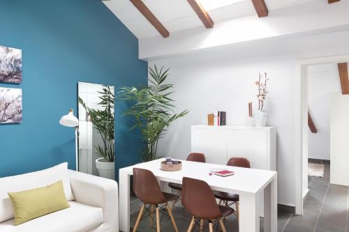 Carretas Attics Apartments - main image