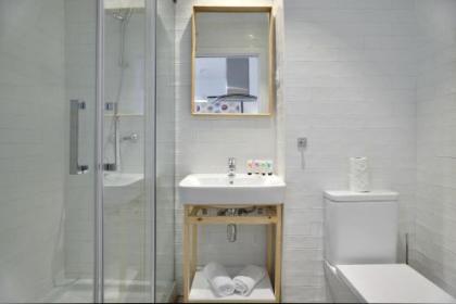 nQn Aparts & Suites Madrid - image 19