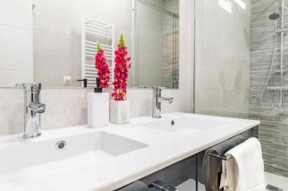 PYR Select Salamanca Luxury IX - image 8