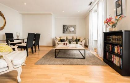 Prado Museum Apartment - image 11
