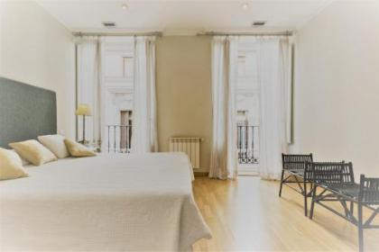 Prado Museum Apartment - image 4