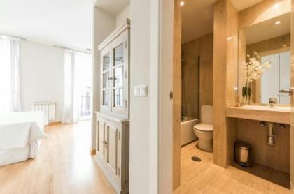 Prado Museum Apartment - image 8