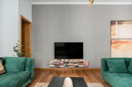 Luxury Apartment Steps from Gran Via - image 2