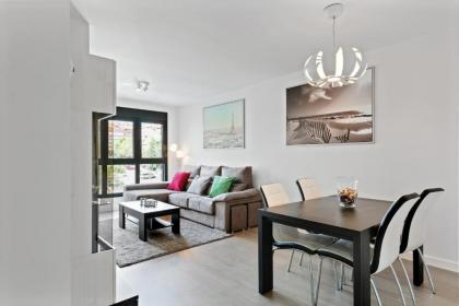 Stunning 2 Bed Apt Sleeps 6 nr Adelfas - image 1