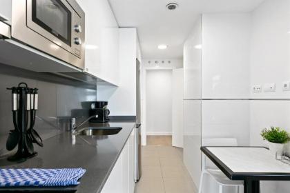 Stunning 2 Bed Apt Sleeps 6 nr Adelfas - image 11