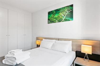 Stunning 2 Bed Apt Sleeps 6 nr Adelfas - image 12