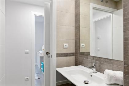 Stunning 2 Bed Apt Sleeps 6 nr Adelfas - image 14