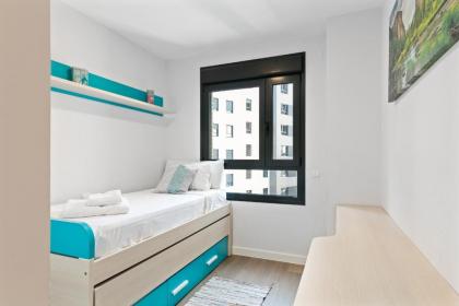 Stunning 2 Bed Apt Sleeps 6 nr Adelfas - image 17