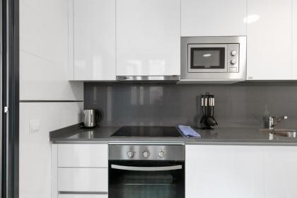 Stunning 2 Bed Apt Sleeps 6 nr Adelfas - image 2