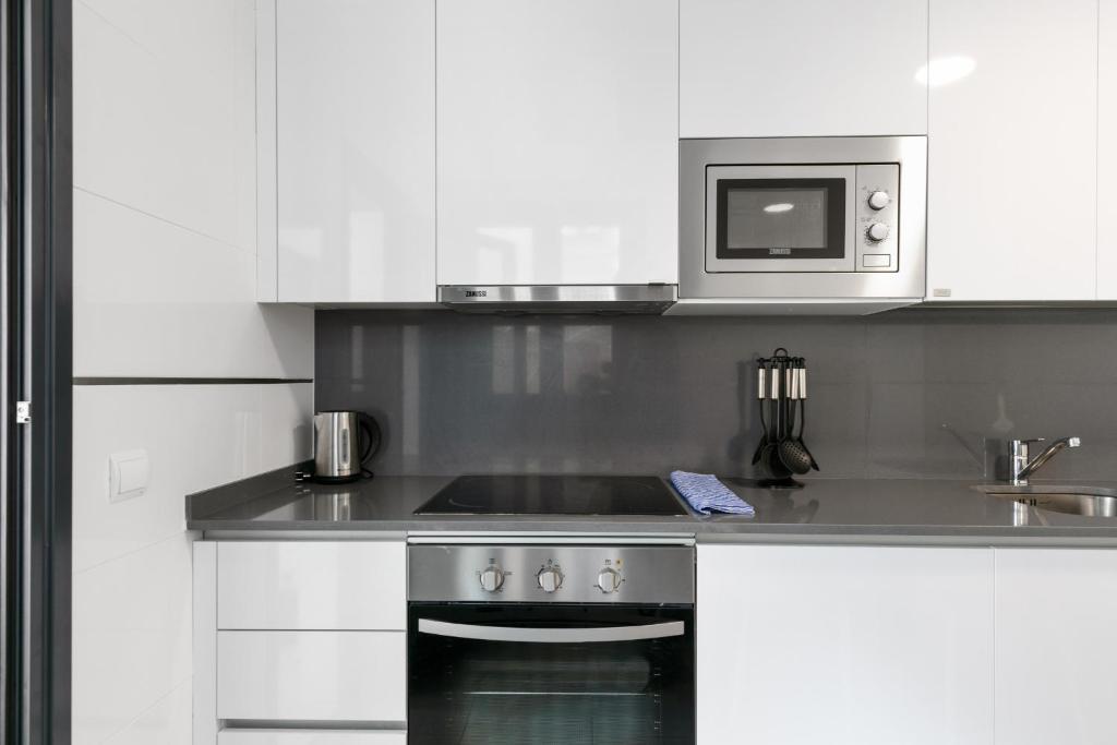 Stunning 2 Bed Apt Sleeps 6 nr Adelfas - image 2