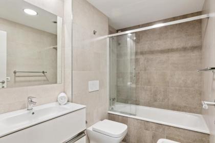 Stunning 2 Bed Apt Sleeps 6 nr Adelfas - image 3
