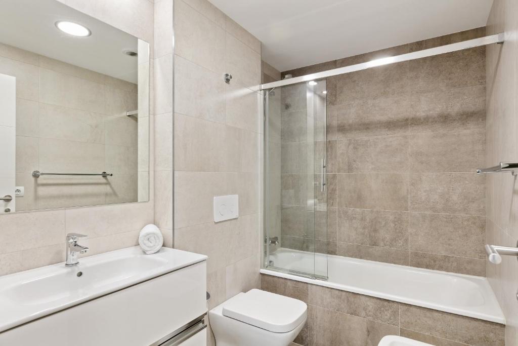 Stunning 2 Bed Apt Sleeps 6 nr Adelfas - image 3
