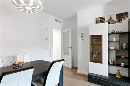 Stunning 2 Bed Apt Sleeps 6 nr Adelfas - image 4