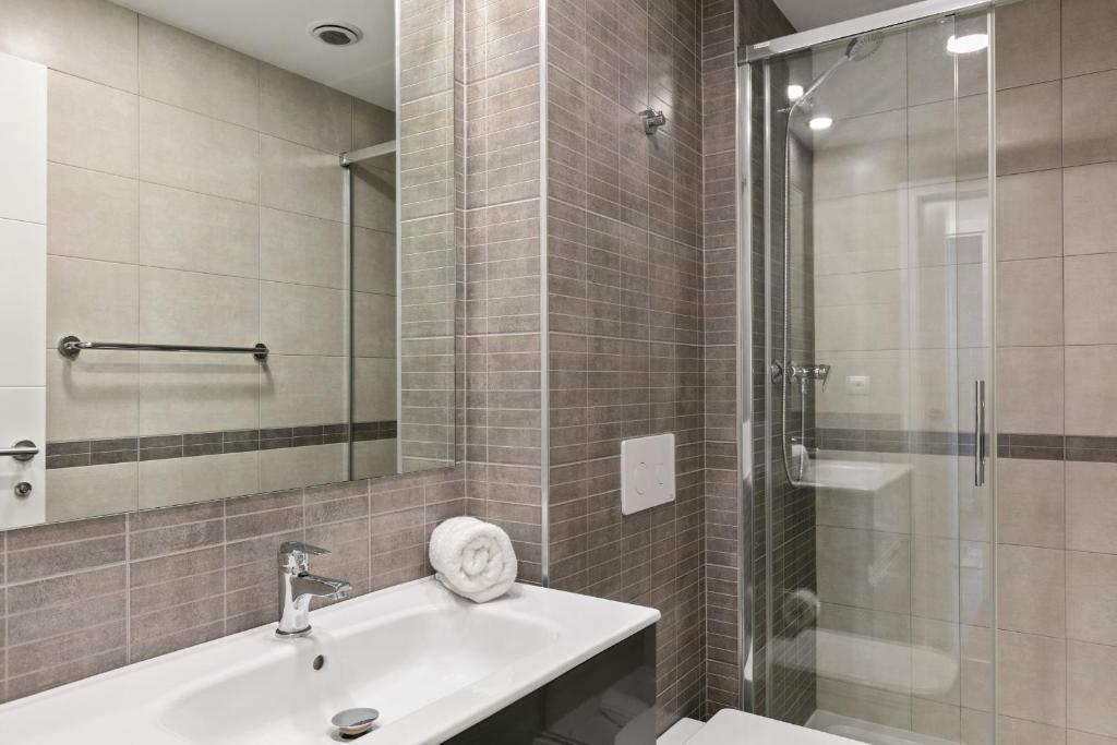Stunning 2 Bed Apt Sleeps 6 nr Adelfas - image 5
