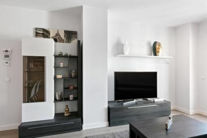 Stunning 2 Bed Apt Sleeps 6 nr Adelfas - image 7