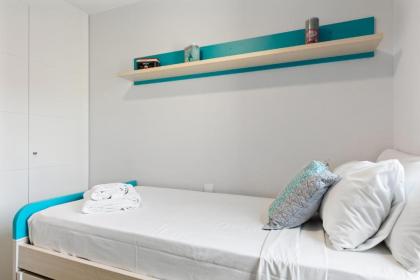 Stunning 2 Bed Apt Sleeps 6 nr Adelfas - image 8