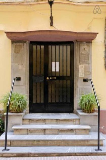 Charming studio in Cuatro Caminos area - image 11