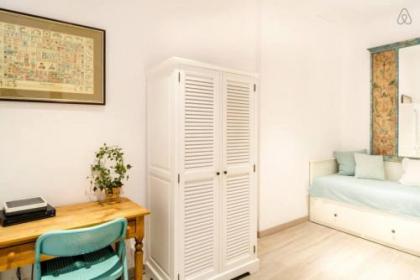 Explore a Walkable Neighborhood around a Comfy Apartment - image 16