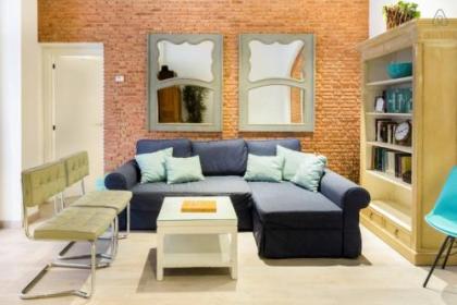 Explore a Walkable Neighborhood around a Comfy Apartment - image 20
