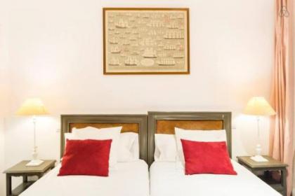 Explore a Walkable Neighborhood around a Comfy Apartment - image 4