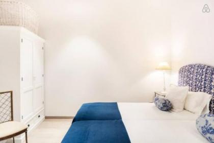 Explore a Walkable Neighborhood around a Comfy Apartment - image 5
