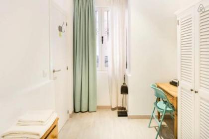 Explore a Walkable Neighborhood around a Comfy Apartment - image 8