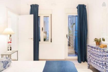 Explore a Walkable Neighborhood around a Comfy Apartment - image 9