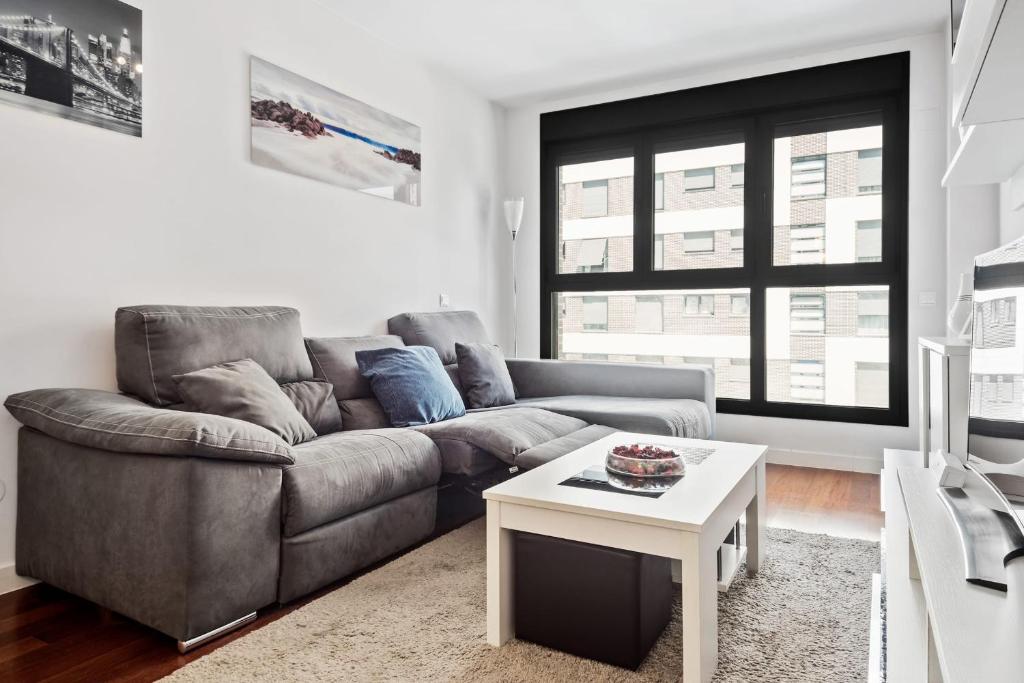 Modern 2 Bedroom Apartment Near Retiro Close to Metro - main image