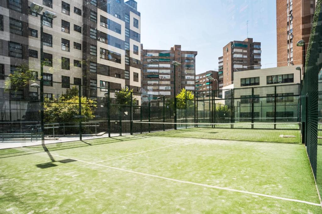 Modern 2 Bedroom Apartment Near Retiro Close to Metro - image 2