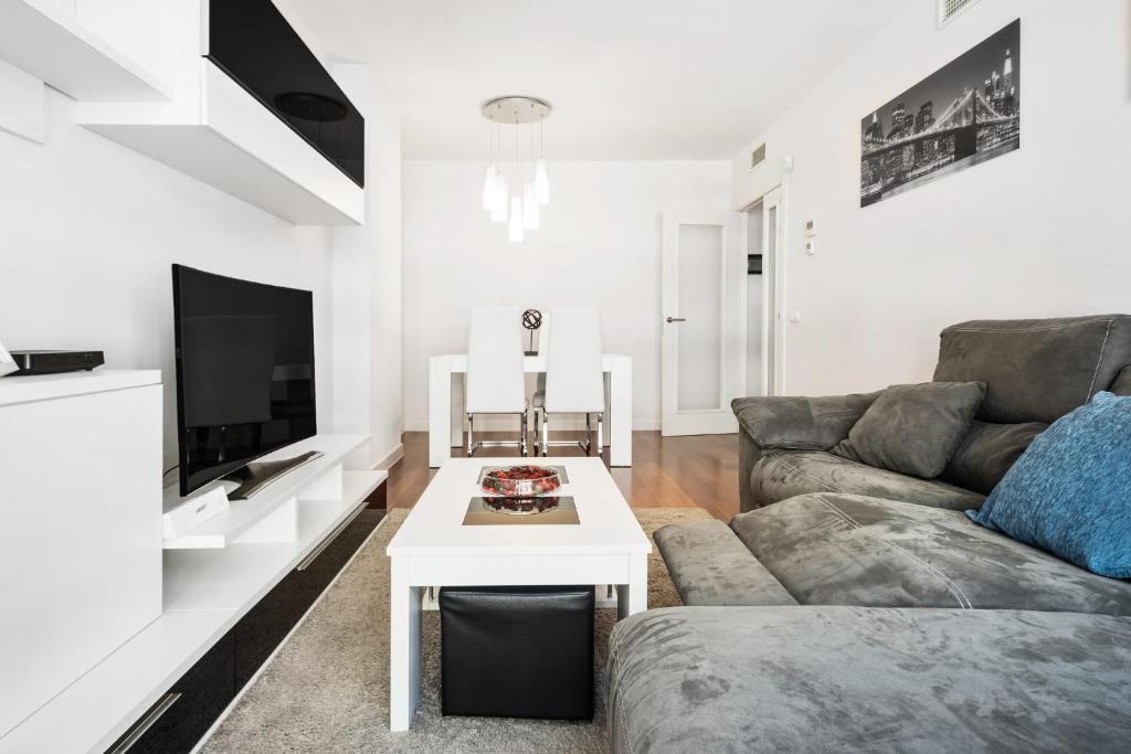 Modern 2 Bedroom Apartment Near Retiro Close to Metro - image 3