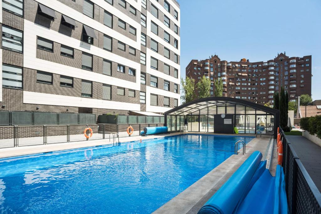 Modern 2 Bedroom Apartment Near Retiro Close to Metro - image 4