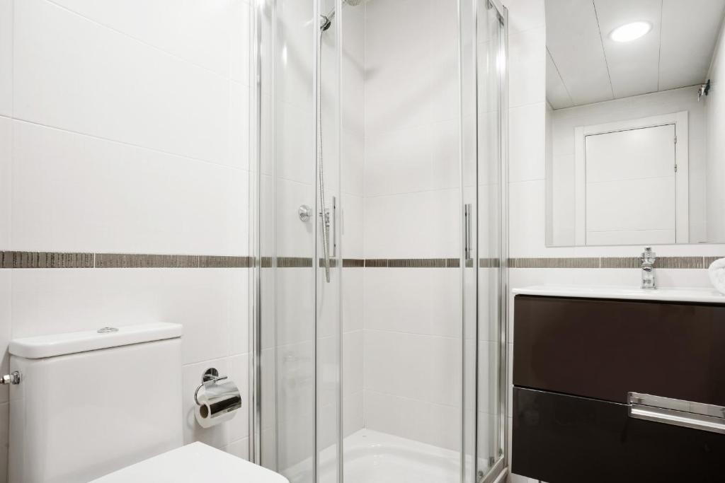 Modern 2 Bedroom Apartment Near Retiro Close to Metro - image 5