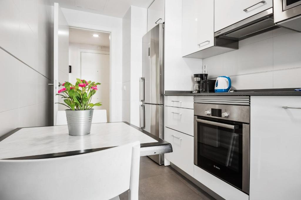 Modern 2 Bedroom Apartment Near Retiro Close to Metro - image 6